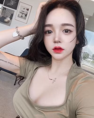 Dù có đeo khẩu trang khi đó, hot girl gợi cảm Seo Hyun-joo cũng không giấu được vẻ xinh đẹp quyến rũ và khí chất nữ thần của mình.
