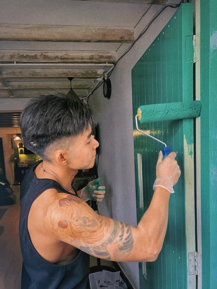 Jun Phạm cùng người thân sửa sang nhà cửa trước thềm năm mới. Đây là cái Tết đầu tiên anh thiếu vắng cả bố và mẹ.