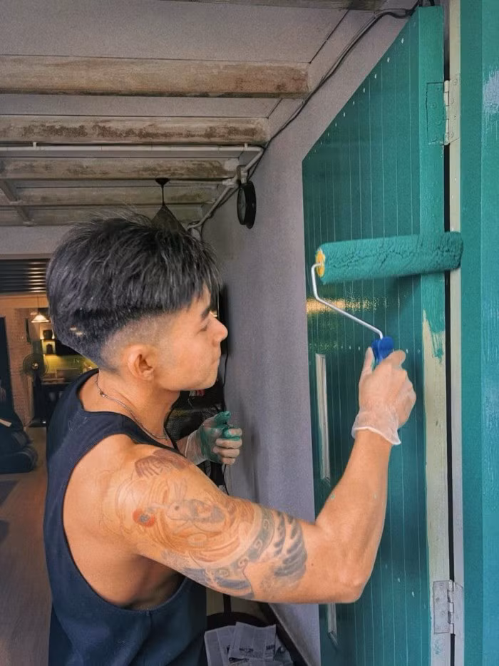 Jun Phạm cùng người thân sửa sang nhà cửa trước thềm năm mới. Đây là cái Tết đầu tiên anh thiếu vắng cả bố và mẹ.