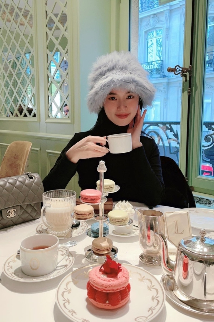 Diễn viên Midu thưởng trà ở Pháp.