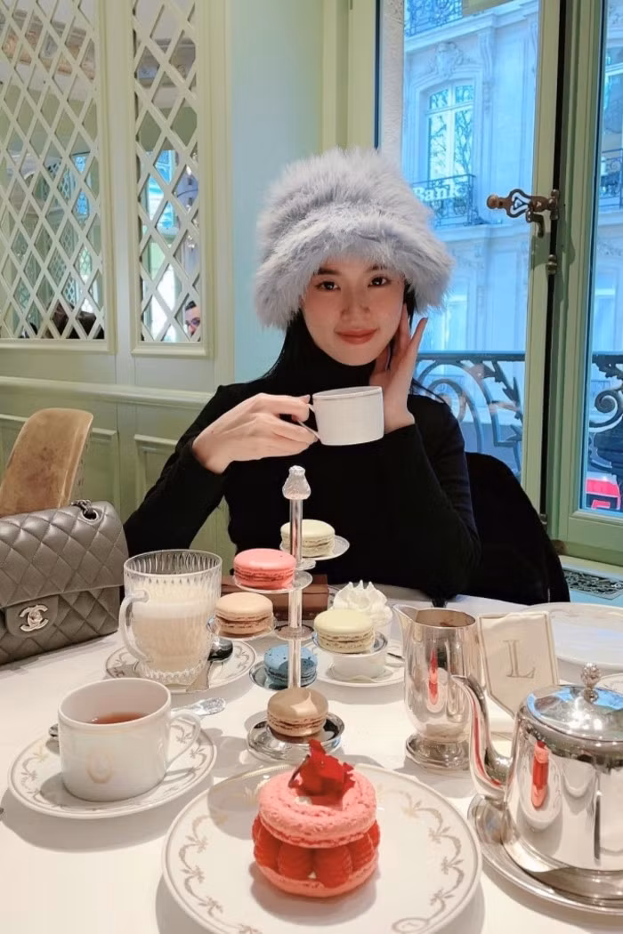 Diễn viên Midu thưởng trà ở Pháp.
