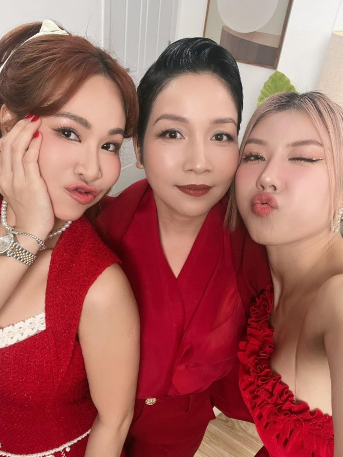 Ba chị đẹp Uyên Linh, Mỹ Linh và Trang Pháp cùng nhau quay show truyền hình.