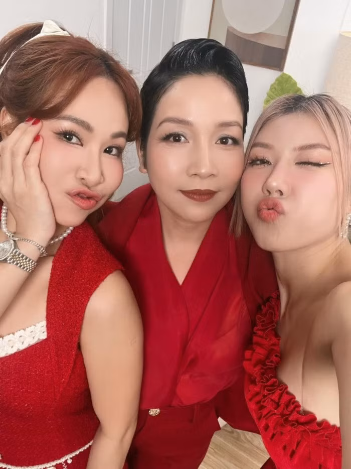 Ba chị đẹp Uyên Linh, Mỹ Linh và Trang Pháp cùng nhau quay show truyền hình.