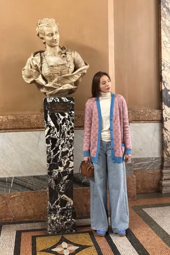 Hoa hậu Kỳ Duyên tạo dáng bắt chước các bức tượng trong một bảo tàng ở châu Âu.