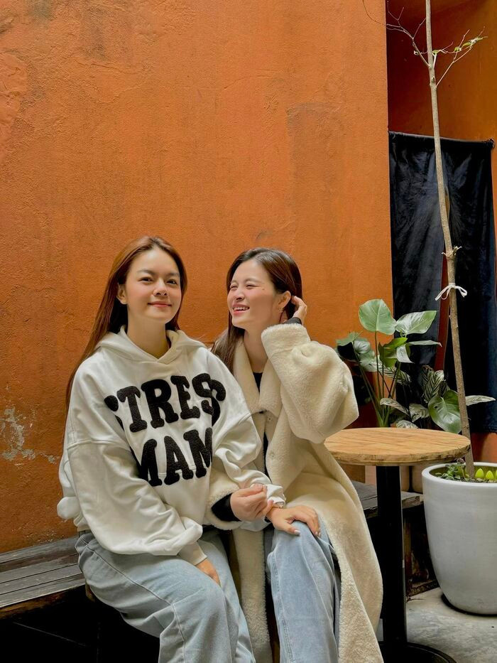 Ca sĩ Đông Nhi cùng Phạm Quỳnh Anh ra Hà Nội trải nghiệm mùa đông.