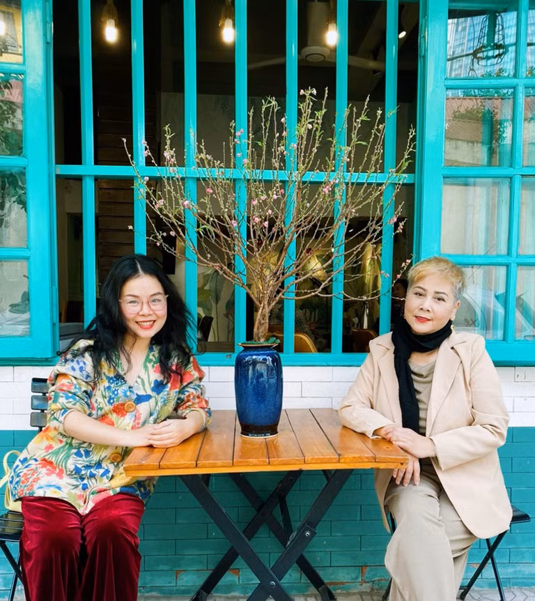 Sao Việt 23/1: NSND Minh Hằng (phải) ngồi cà phê với bạn. Ngoại hình của nữ nghệ sĩ khiến nhiều người bất ngờ bởi ở tuổi 63 vẫn rất trẻ trung với tóc tém, nhuộm bạch kim.