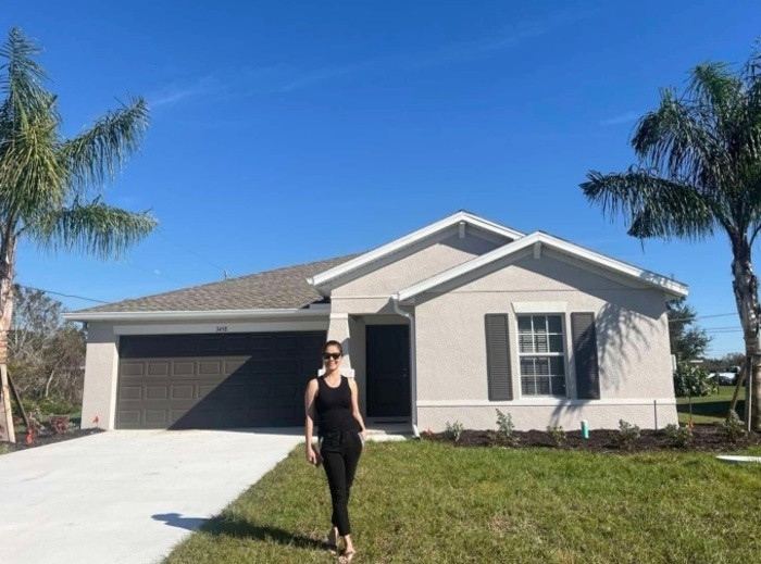 Hồ Lệ Thu mua thêm căn nhà rộng gần 1.000 m2, gần cảng Charlotte, bang Florida để cho thuê hoặc nghỉ chân khi bay show. Nhà mới của ca sĩ giá 310.000 USD (hơn 7 tỷ đồng) được thiết kế 3 phòng ngủ, 2 phòng tắm và sân vườn rộng rãi. Cô nhận nhà cách đây ít hôm, vừa hoàn tất việc dọn dẹp, trang trí nội thất.