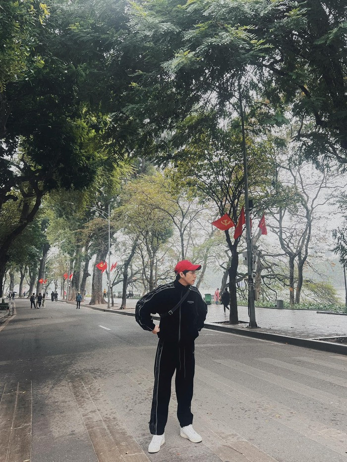 Noo Phước Thịnh chia sẻ phải dậy từ sáng sớm giữa thời tiết Hà Nội lạnh dưới 10 độ để đi show.