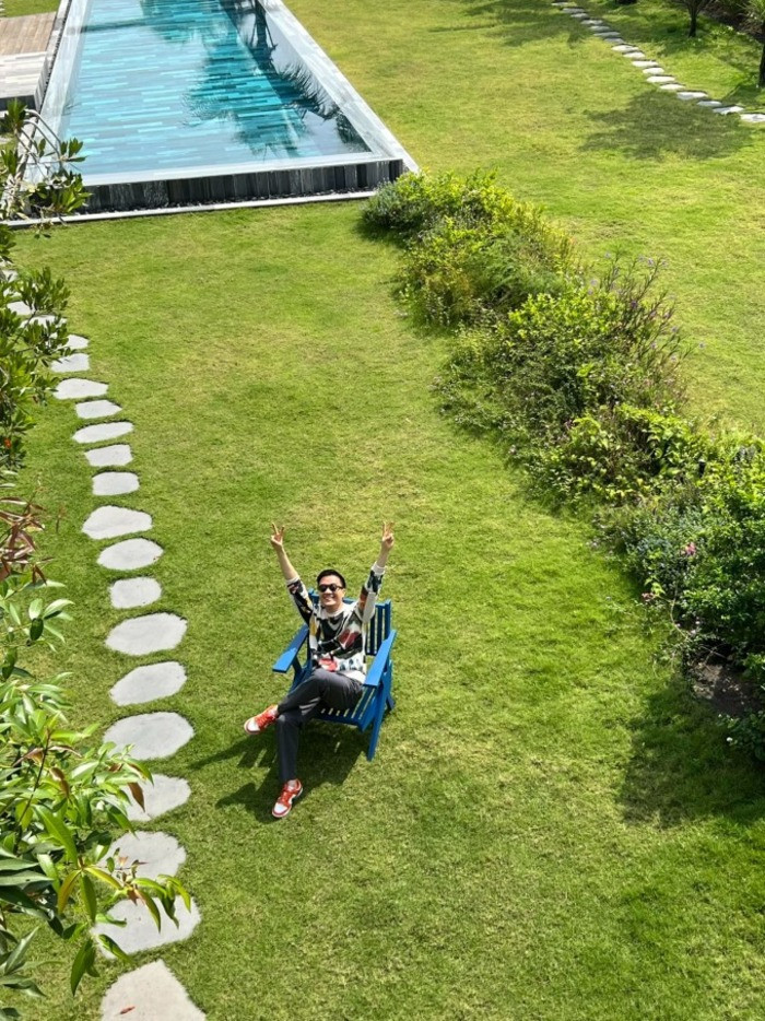 Lương Mạnh Hải đi xa tránh rét Hà Nội.