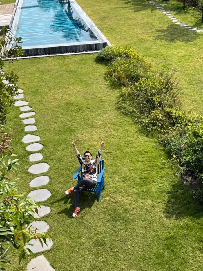 Lương Mạnh Hải đi xa tránh rét Hà Nội.