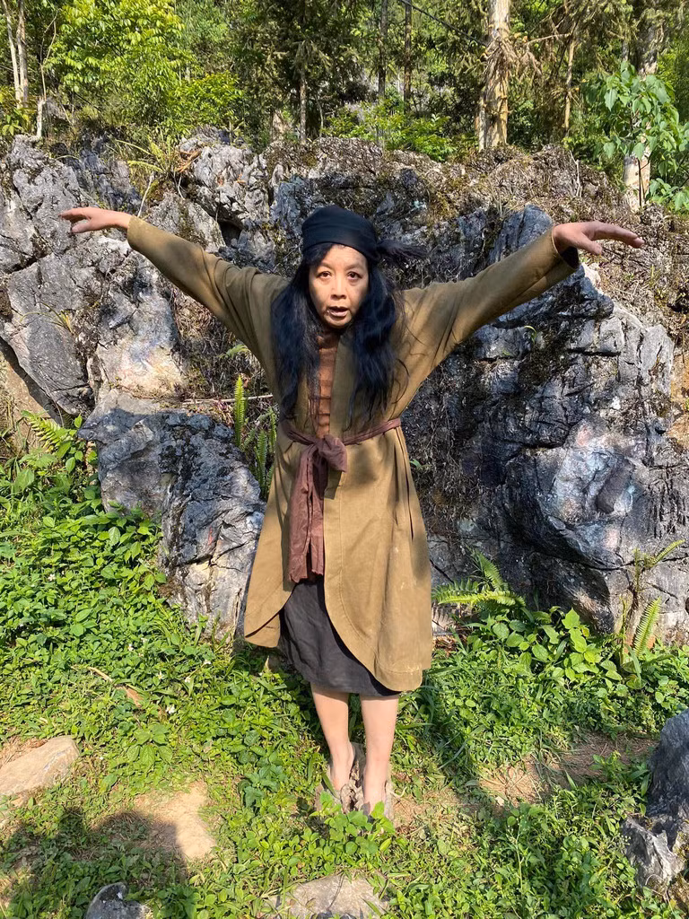 Diễn viên Chiều Xuân đăng ảnh hậu trường đóng phim và viết: ''Sáng ra chị Tám hù doạ bà con cái coi''.