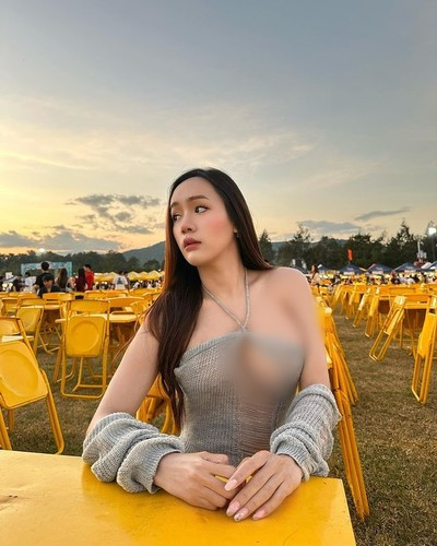 Trong đời thường, Chotika Jantapoon cũng thường xuyên diện những thiết kế thiếu vải, hở hang.