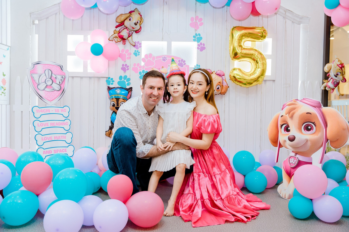 Diễn viên Lan Phương sinh năm 1983 ở Hà Nội. cô được khán giả biết đến qua những bộ phim ăn khách như: Cả một đời ân oán, Thương ngày nắng về, Gia đình mình vui bất thình lình...