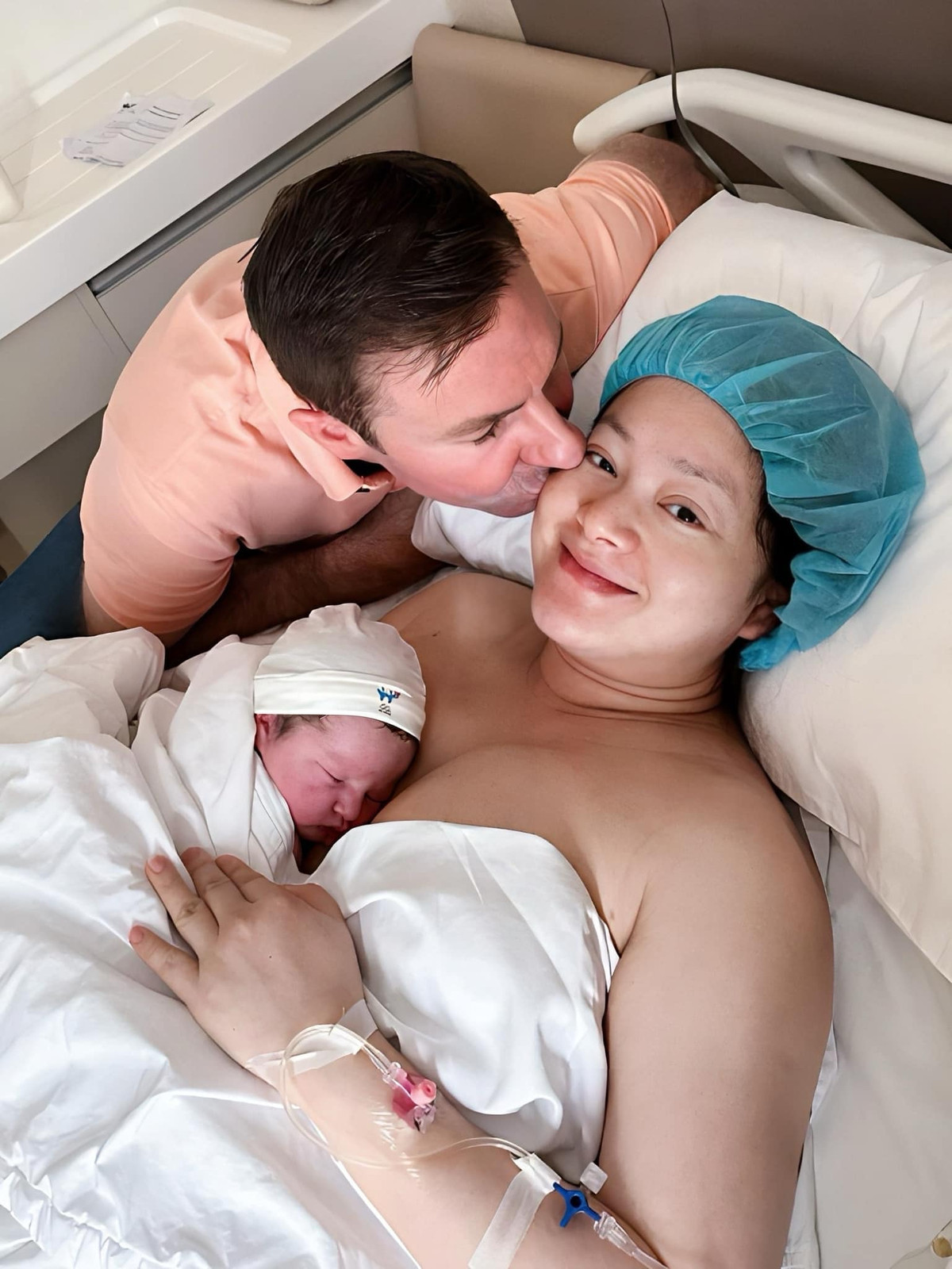 Con gái Lan Phương - bé Mia chào đời ngày 5/3, nặng 3,790kg. Nữ diễn viên khoe ảnh bên con gái nhỏ và chồng Tây.
