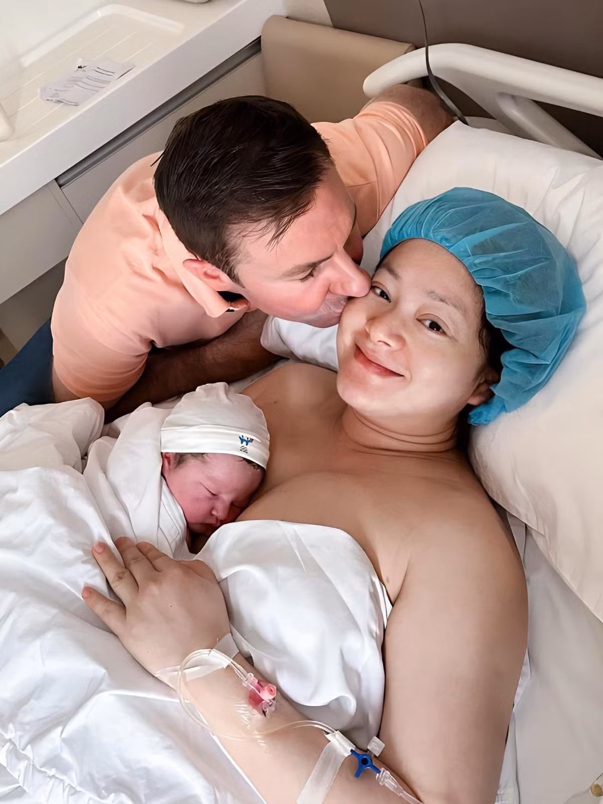 Con gái Lan Phương - bé Mia chào đời ngày 5/3, nặng 3,790kg. Nữ diễn viên khoe ảnh bên con gái nhỏ và chồng Tây.