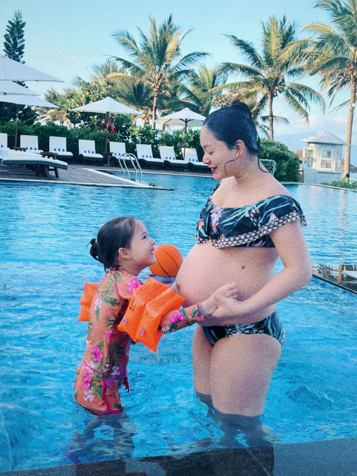 Trước đó, Lan Phương khoe ảnh bụng bầu vượt mặt khi vui đùa cùng cô con gái đầu lòng.