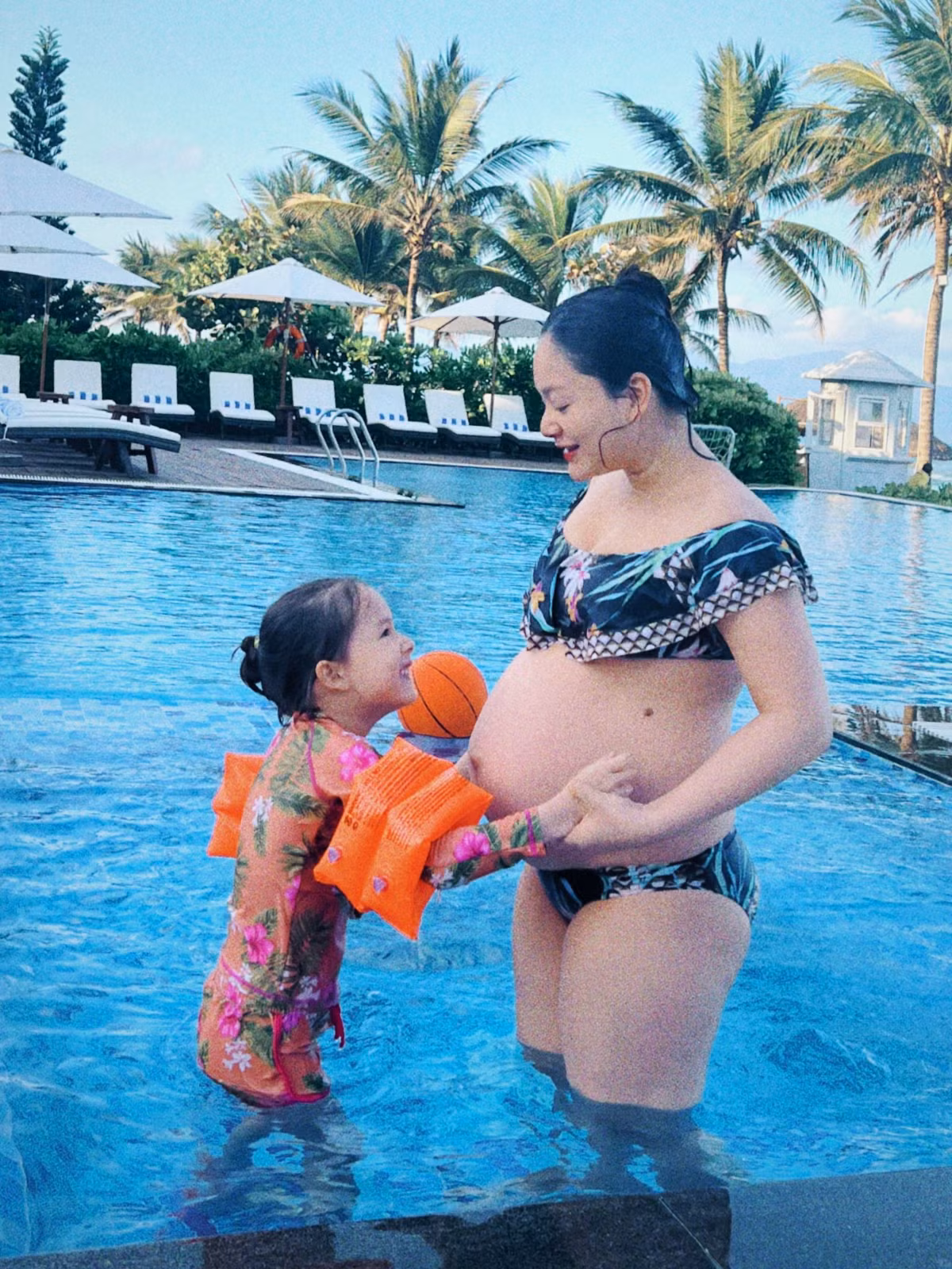 Trước đó, Lan Phương khoe ảnh bụng bầu vượt mặt khi vui đùa cùng cô con gái đầu lòng.