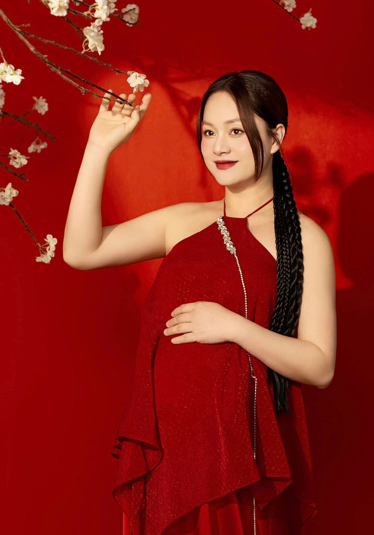 Trong thời gian mang thai, nữ diễn viên vẫn tham gia các hoạt động showbiz, điều hành việc kinh doanh riêng.