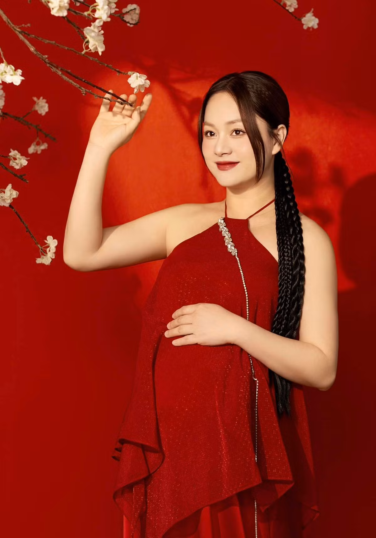 Trong thời gian mang thai, nữ diễn viên vẫn tham gia các hoạt động showbiz, điều hành việc kinh doanh riêng.