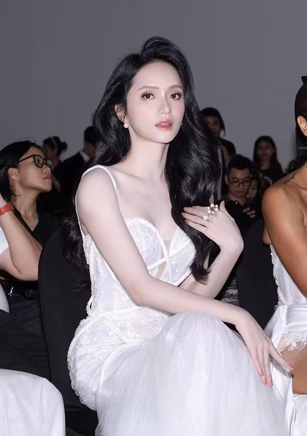 Nhờ chăm chút làn da lẫn vóc dáng nên nhan sắc của cô ngày càng thăng hạng.