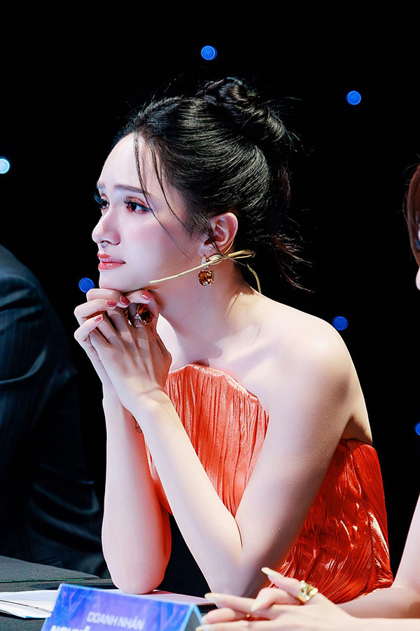 Người đẹp chuyển giới không chỉ chú tâm vào việc làm sạch da bằng nước tẩy trang mà còn sử dụng thêm cả nước hoa hồng để nâng cao hiệu quả một cách tối ưu.