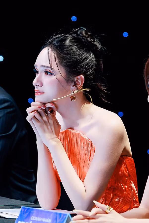 Người đẹp chuyển giới không chỉ chú tâm vào việc làm sạch da bằng nước tẩy trang mà còn sử dụng thêm cả nước hoa hồng để nâng cao hiệu quả một cách tối ưu.