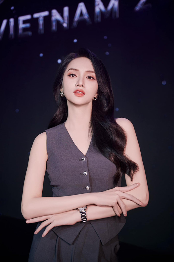 Cô cũng uống 2 đến 3 lít nước mỗi ngày để giúp làn da luôn căng mọng và không bị khô, từ đó giúp nhan sắc tràn đầy năng lượng.