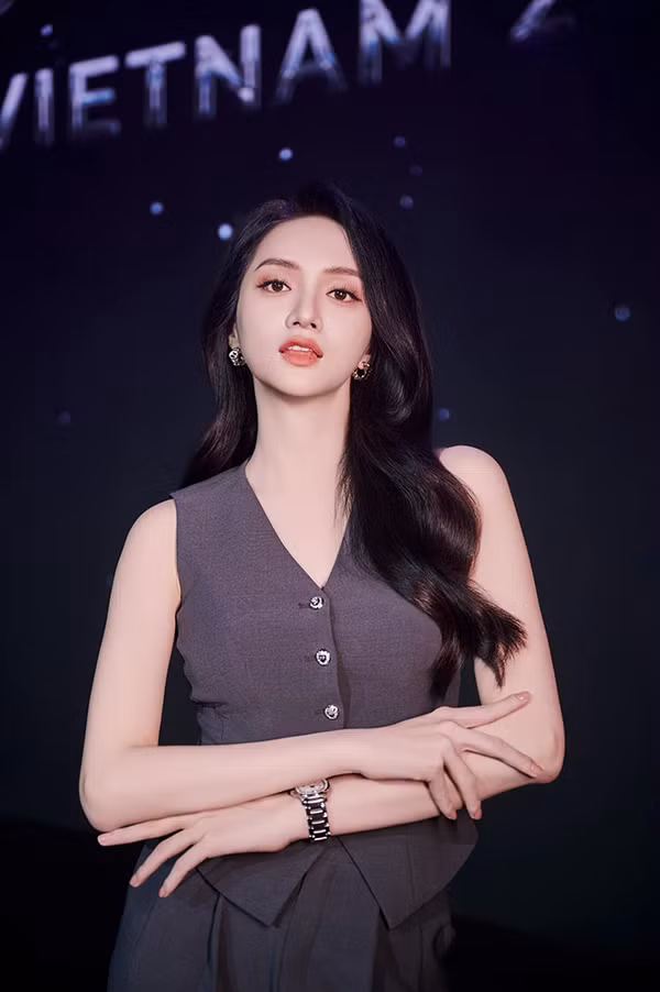 Cô cũng uống 2 đến 3 lít nước mỗi ngày để giúp làn da luôn căng mọng và không bị khô, từ đó giúp nhan sắc tràn đầy năng lượng.