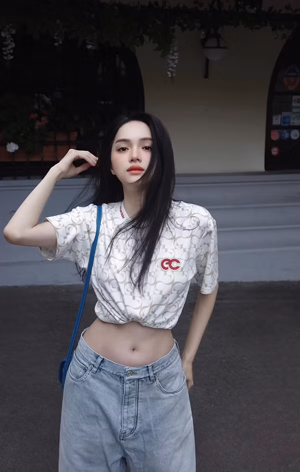 Hoa hậu chuyển giới cũng chia sẻ rằng để có thể "đẹp từ trong ra ngoài", Hương Giang cũng hạn chế ăn các món chiên xào, đồ ăn nhanh hay đồ ăn vặt để tránh tình trạng mỡ thừa tích tụ.