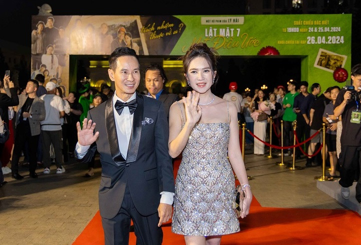 Vợ chồng Lý Hải - Minh Hà hút sự chú ý khi xuất hiện trên thảm đỏ.