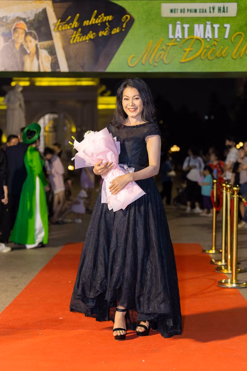 Diễn viên Đinh Y Nhung thanh lịch với đầm tông đen xuất hiện trên thảm đỏ.