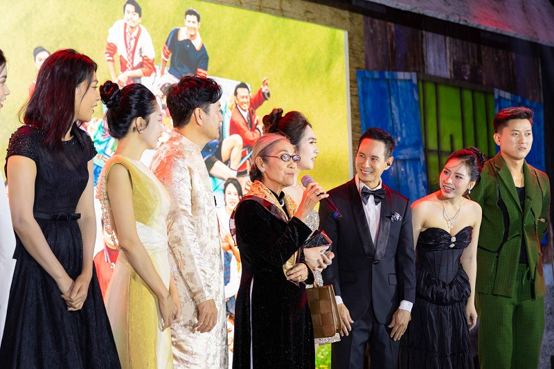 Đặc biệt, vừa mới ra mắt, tác phẩm đã lập kỷ lục trở thành phim Việt có lượng vé bán trước trong 6 ngày đầu tiên cao nhất mọi thời đại với 105.000 vé.