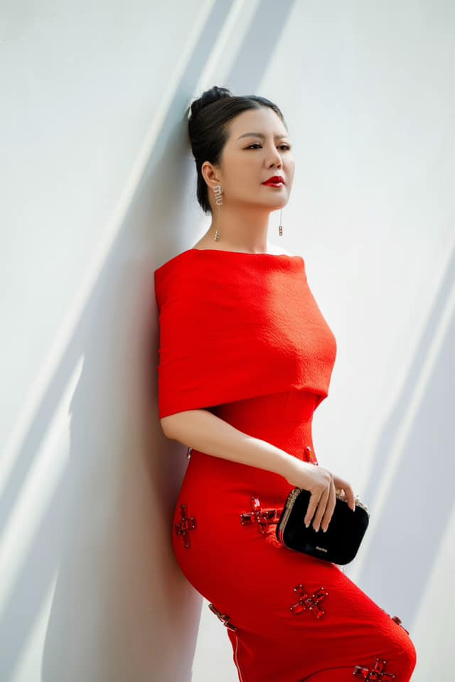 Ngoài ra, Đinh Hiền Anh dự kiến tổ chức ít nhất một concert trong năm 2024. Sự kiện này được đầu tư lớn cả về mặt sản xuất và trình diễn. Đây không chỉ là dịp để cô trình diễn những ca khúc mới mà còn là cơ hội để cô tạo ra kết nối sâu hơn với khán giả qua một buổi biểu diễn đặc biệt, tinh tế.