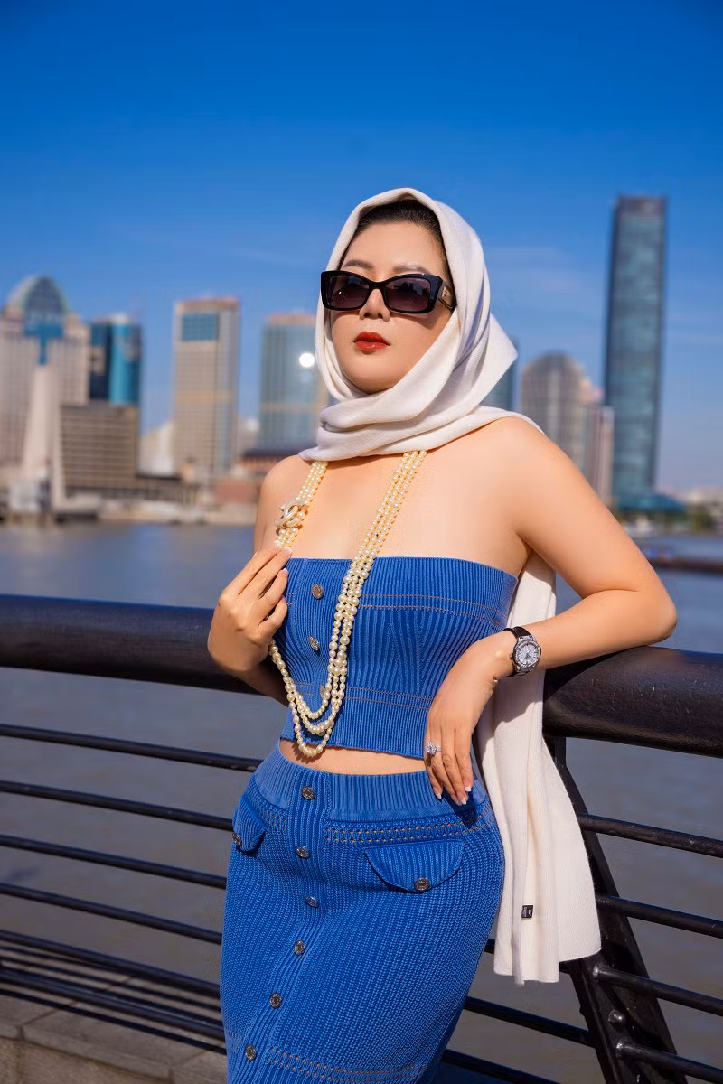  Đinh Hiền Anh vừa khoe loạt ảnh thực hiện tại Thượng Hải trong chuyến công tác gần đây.