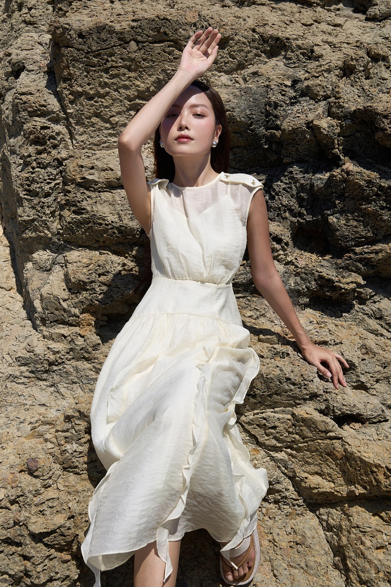 Bên cạnh tính năng thoáng khí và mát mẻ, đầm Tencel cũng mang đến vẻ đẹp thời trang và thanh lịch. Mỗi chiếc đầm Tencel là sự kết hợp hoàn hảo giữa sự thoải mái và phong cách, là lựa chọn lý tưởng cho các buổi dạo phố, dạo chơi trên bãi biển hay thậm chí là dự tiệc mùa hè.