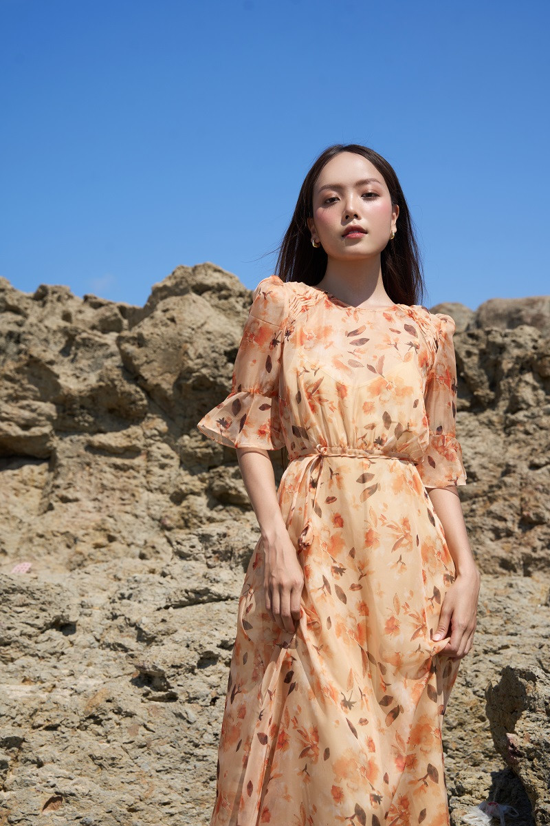 Đầm voan hoa mang đến vẻ ngoài nhẹ nhàng, thanh lịch mà tinh tế. Với độ dài qua gối, cùng kiểu dáng xòe, đầm khéo léo tôn lên thân hình của người mặc đẹp dịu dàng. Chất liệu tơ voan mềm mại tạo cảm giác dễ chịu khi tiếp xúc với da cũng như giúp các cô nàng luôn cảm thấy thoải mái và mát mẻ trong suốt cả ngày dài. Các thiết kế nổi bật nằm trong BST OCEAN JEWELS mới được trình làng. (Ảnh: Khánh Linh cung cấp)