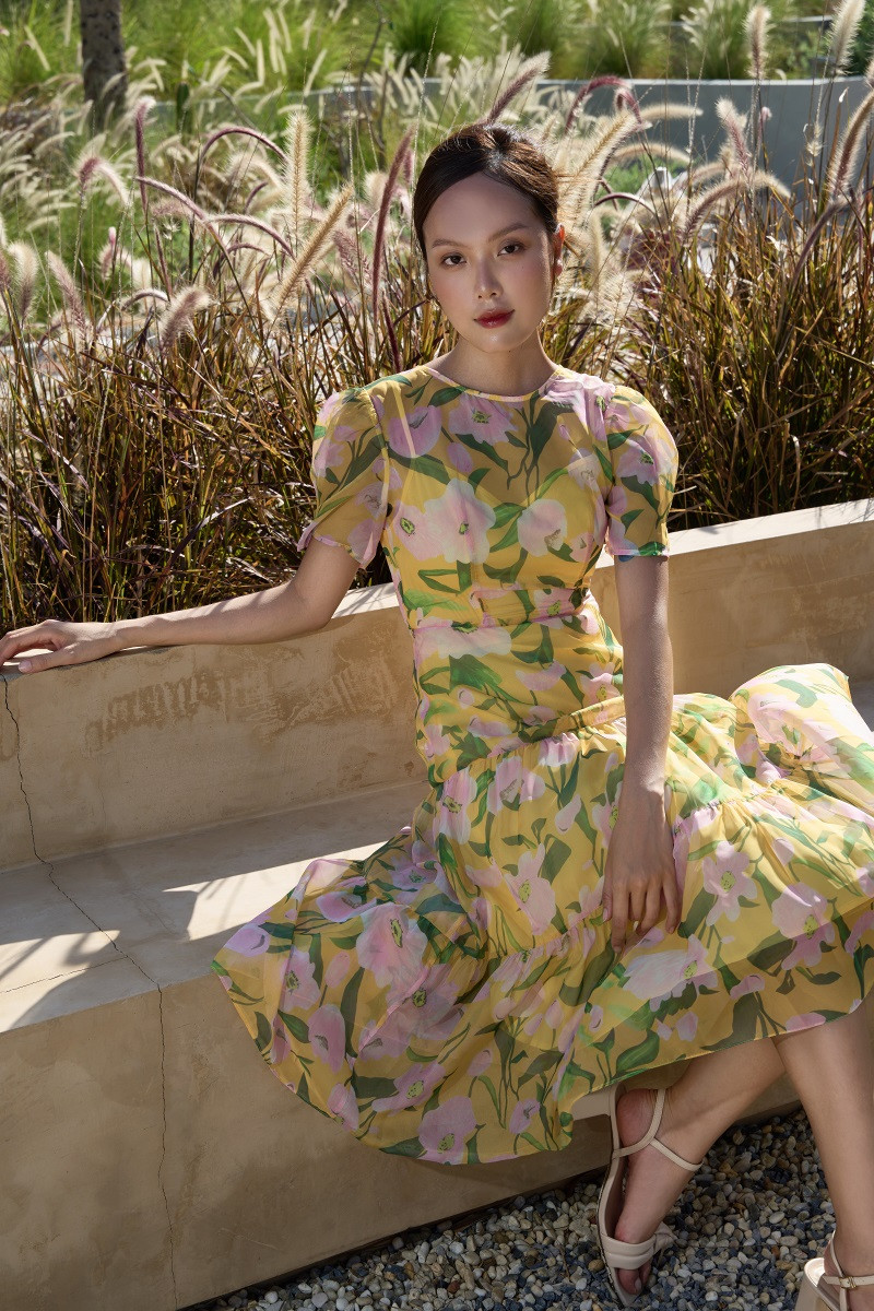  Đầm hoa ngọt ngào: Váy hoa mùa hè không chỉ là một bộ trang phục, mà còn là biểu tượng của sự tự do và phóng khoáng. Tùy thuộc vào phong cách và sự kiện, bạn có thể chọn từ các thiết kế váy maxi dài thướt tha cho đến các chiếc váy skater ngắn gọn và năng động.