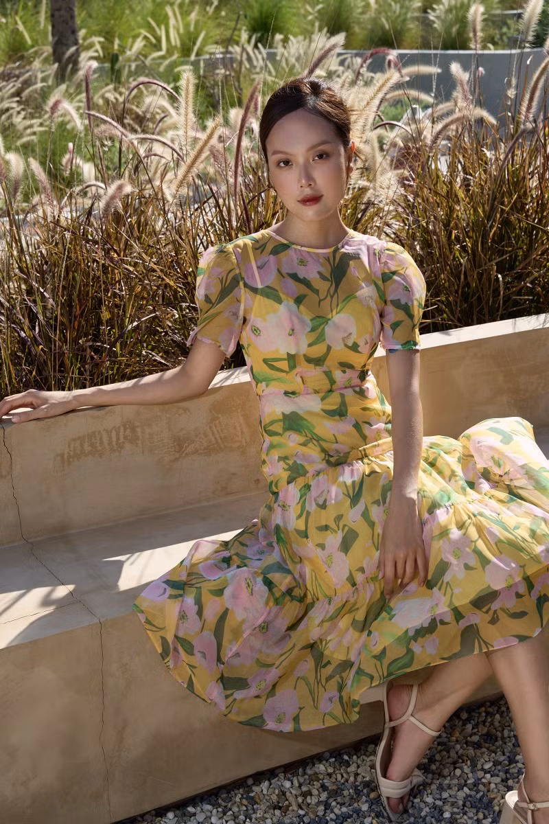  Đầm hoa ngọt ngào: Váy hoa mùa hè không chỉ là một bộ trang phục, mà còn là biểu tượng của sự tự do và phóng khoáng. Tùy thuộc vào phong cách và sự kiện, bạn có thể chọn từ các thiết kế váy maxi dài thướt tha cho đến các chiếc váy skater ngắn gọn và năng động.