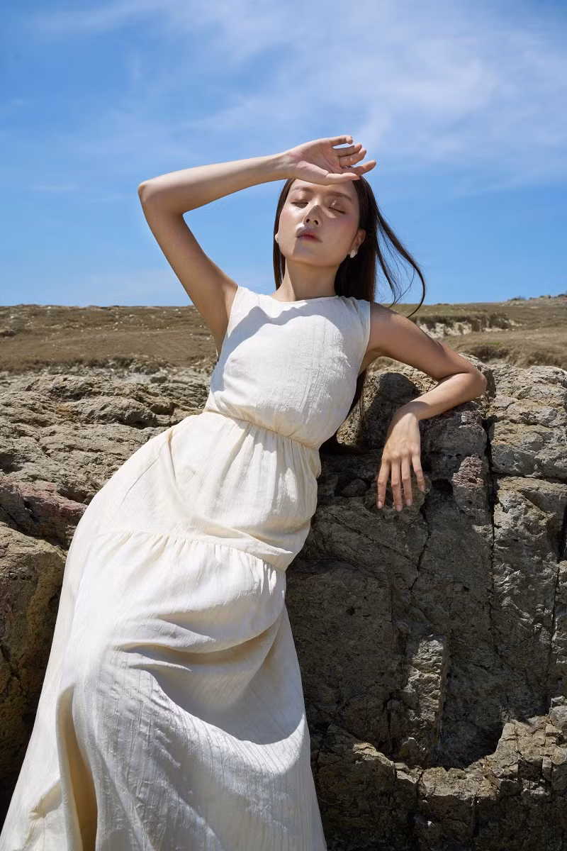  Ngọt ngào tựa nàng thơ với thiết kế đầm xòe bay bổng: Với sự duyên dáng và mềm mại, đầm maxi xòe là biểu tượng của sự mê hoặc và nữ tính. Dáng váy xòe rộng rãi tạo ra cảm giác thoải mái và tự do, đồng thời tôn lên vẻ đẹp và dáng vóc của các quý cô.