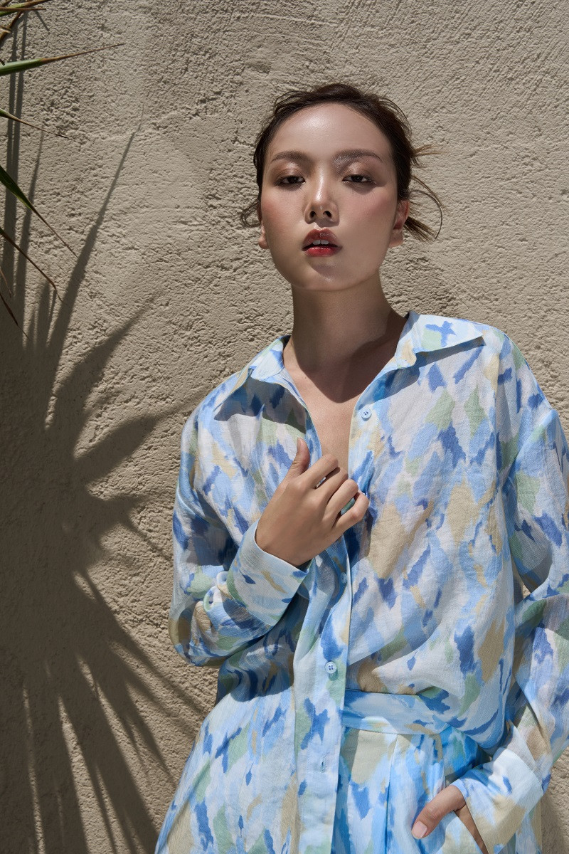 Set bộ nổi bật với nền họa tiết hình thoi đan xen. Trang phục rất đáng để thêm vào tủ đồ giúp cô nàng thể hiện phong cách cá nhân sáng tạo.