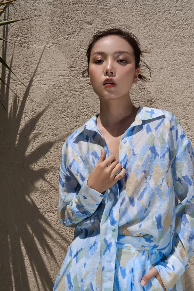 Set bộ nổi bật với nền họa tiết hình thoi đan xen. Trang phục rất đáng để thêm vào tủ đồ giúp cô nàng thể hiện phong cách cá nhân sáng tạo.