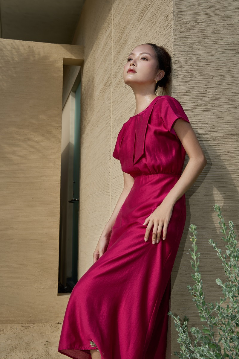 Kiểu dáng ôm eo nhẹ, bồng bềnh ở thân dưới giúp che đi những khuyết điểm cũng như tôn lên vóc dáng người mặc.