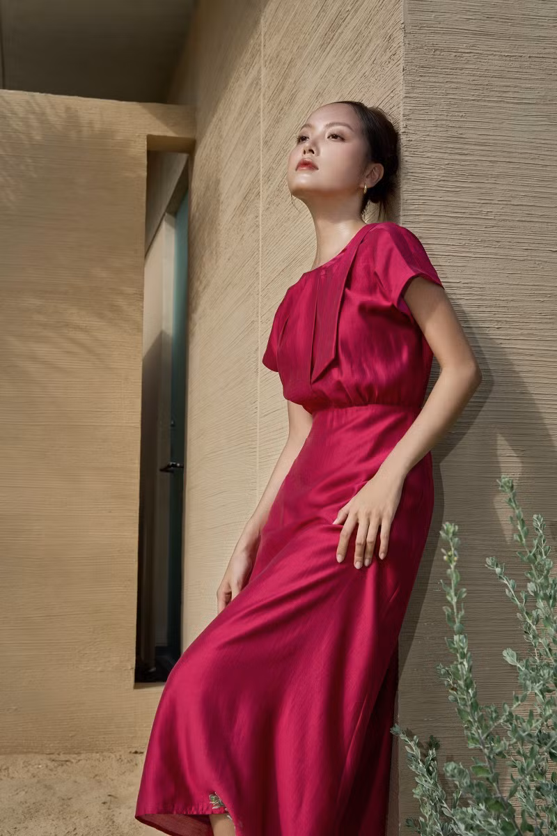 Kiểu dáng ôm eo nhẹ, bồng bềnh ở thân dưới giúp che đi những khuyết điểm cũng như tôn lên vóc dáng người mặc.