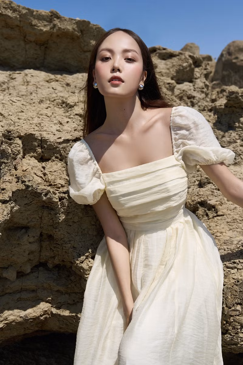  Đầm cổ vuông cách điệu khoe nét thanh tú, yêu kiều: Đầm cổ vuông là biểu tượng của sự yêu kiều và nữ tính. Với các đường cắt may tỉ mỉ và phom dáng ôm gọn nhẹ nhàng, mỗi chiếc đầm cổ vuông đều tôn lên vẻ đẹp và dáng vóc của người phụ nữ hiện đại.