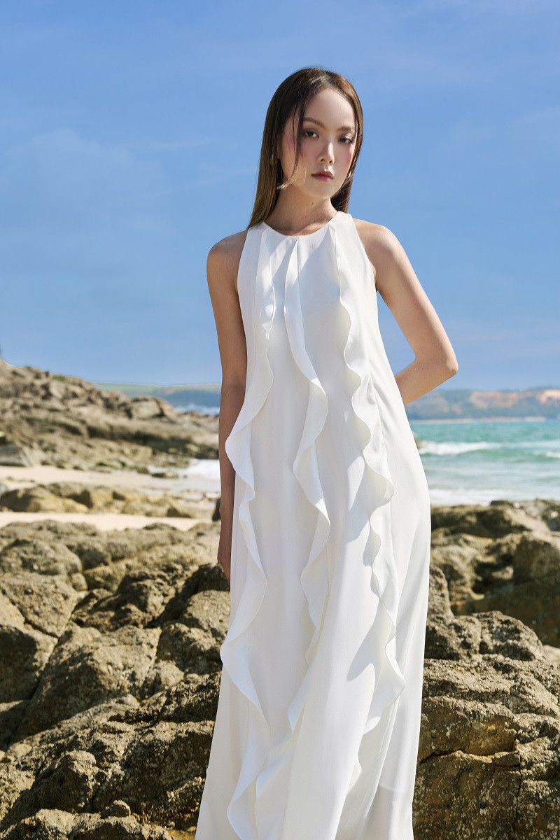 Thiết kế đầm cổ tròn, không tay, tùng váy dài xếp ly xòe chia tầng cách điệu. Đầm thiết kế thoải mái, đơn giản nhưng vẫn đáp ứng sự tươi trẻ, phóng khoáng cho mùa hè đến. Đây là sự hoàn hảo cho những ngày đi làm bận rộn, tan làm có thể trực tiếp diện đi cà phê, dạo phố với bạn bè.