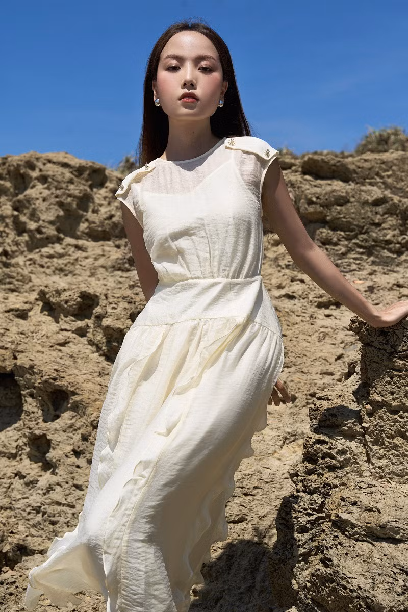  Đầm Tencel mát lành cho mùa hè: Được làm từ sợi cellulose tự nhiên, Tencel là một loại chất liệu nhẹ nhàng và thoáng khí, giúp giữ cho cơ thể luôn mát mẻ và thoải mái trong mọi hoàn cảnh. Với khả năng hấp thụ độ ẩm tốt, đầm Tencel giúp hạn chế cảm giác ẩm ướt và bí bách trong ngày hè oi bức, tạo ra cảm giác mát lạnh và dễ chịu cho người mặc.