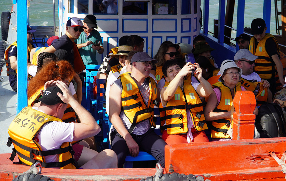 Theo ông Phú, lượng khách trong ngày mùng 4 và mùng 5 Tết khá đông và tương đương nhau với khoảng 9.000 khách/ngày. Không chỉ các du khách Việt mà nhiều nhóm khách quốc tế cũng chọn đi tour biển đảo khi đến Nha Trang - Khánh Hòa.