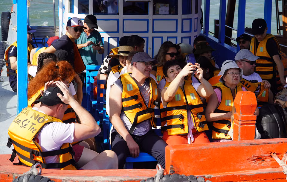 Theo ông Phú, lượng khách trong ngày mùng 4 và mùng 5 Tết khá đông và tương đương nhau với khoảng 9.000 khách/ngày. Không chỉ các du khách Việt mà nhiều nhóm khách quốc tế cũng chọn đi tour biển đảo khi đến Nha Trang - Khánh Hòa.