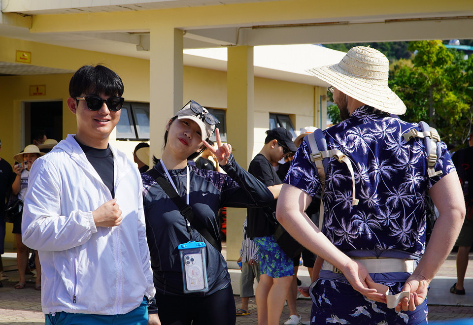 Đáng chú ý, lượng khách quốc tế năm nay đến Khánh Hòa đang có xu hướng tăng cao. Ông Nguyễn Minh Khôi - Phó giám đốc Cảng hàng không quốc tế Cam Ranh cho biết, dịp Tết Nguyên đán (25 tháng Chạp đến mùng 5 Tết) Khánh Hòa đón khoảng 98.357 khách quốc tế và 90.457 khác nội địa. Còn theo thống kê của Sở Du lịch Khánh Hòa, từ 30 Tết đến hết ngày mùng 4 Tết, Khánh Hòa đã đón 191.360 lượt khách lưu trú, tăng hơn 26% so với Tết Quý Mão 2023. Trong đó có 40.750 lượt khách quốc tế, tăng 260,6%; hơn 150.600 lượt khách nội địa, tăng 7,2%.