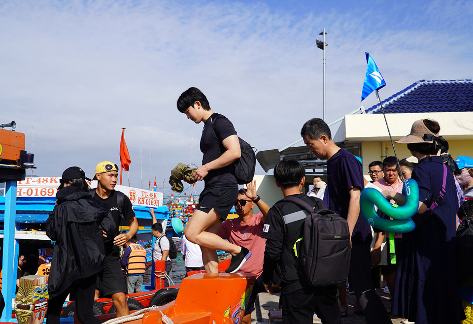 Các du khách cho biết, năm nay Tết Nguyên đán có kỳ nghỉ dài nên tranh thủ đi Nha Trang - Khánh Hòa để trải nghiệm các sản phẩm du lịch đặc sắc tại địa phương.